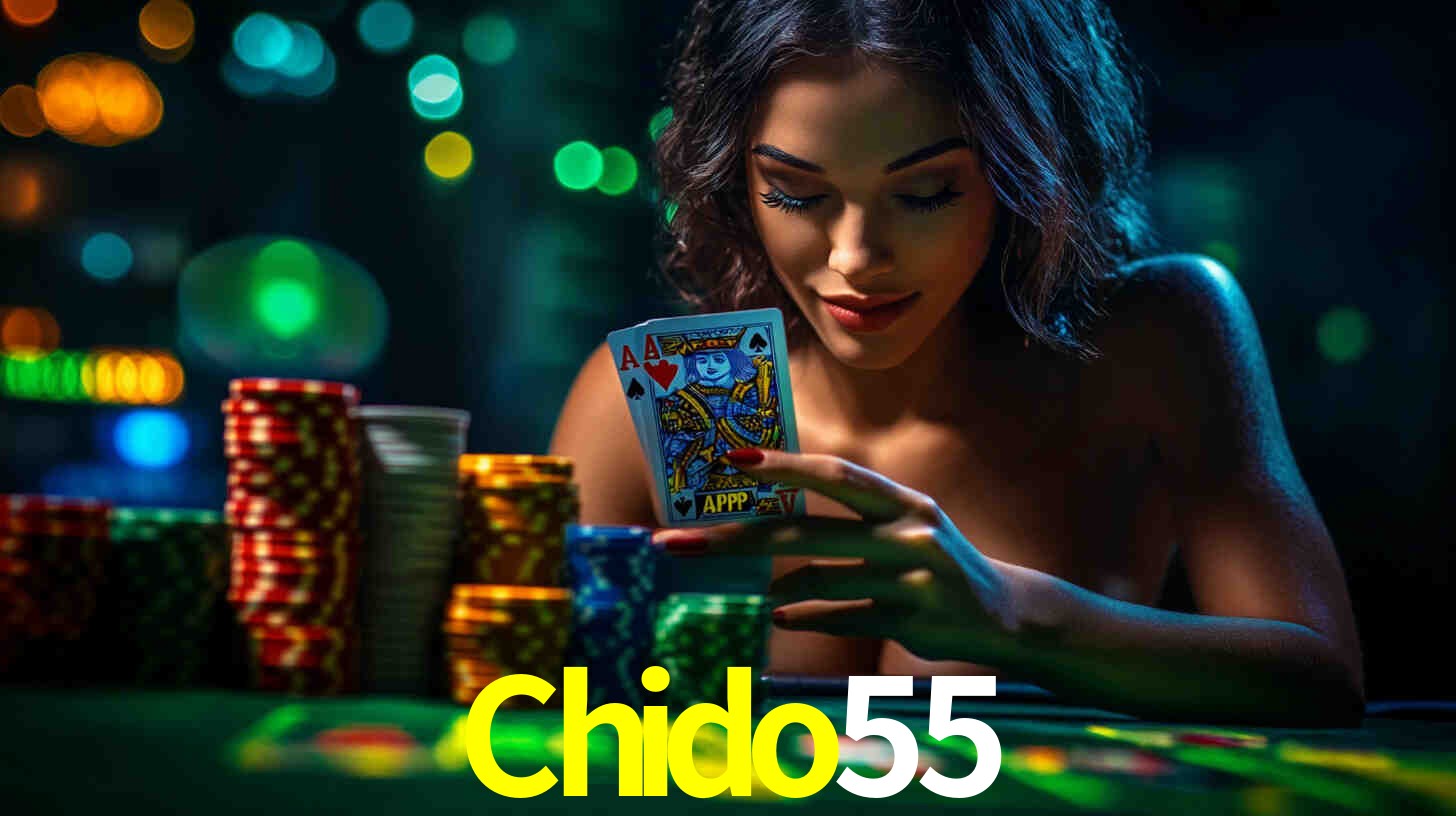 Escena dinámica inspirada en casino con iluminación Chido55, cartas, fichas e íconos de juegos digitales en un espacio moderno de juegos.
